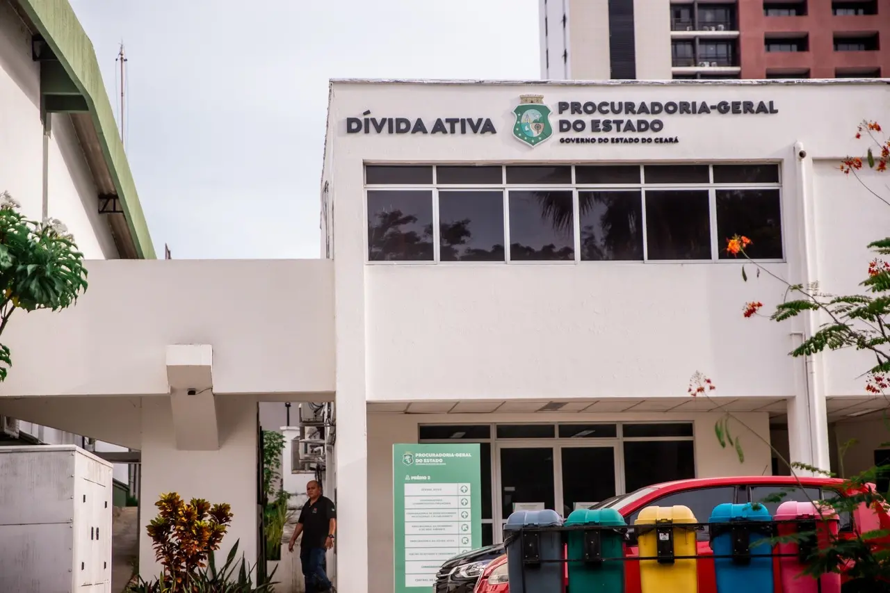 Foto da fachada do prédio da Procuradoria Geral do Estado do Ceará, responsável pela dívida ativa.