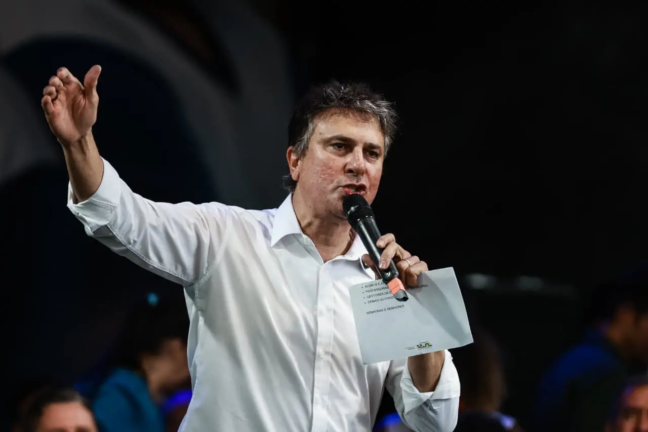 Imagem da notícia Vídeo de Camilo Santana ligando Ciro a Flávio Bolsonaro deve ser removido, determina TRE-CE