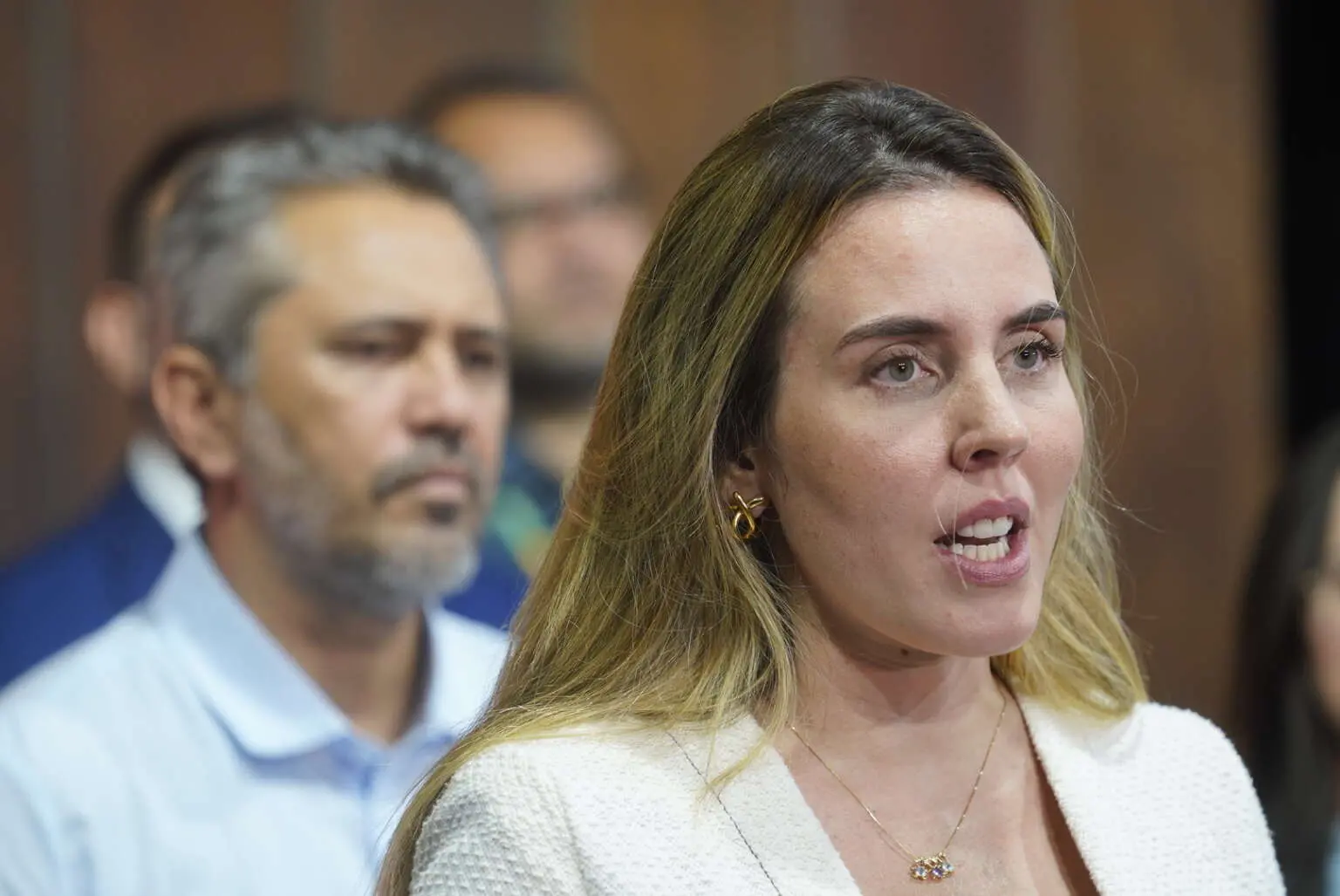 Foto da vice-governadora Jade Romero durante pronunciamento.