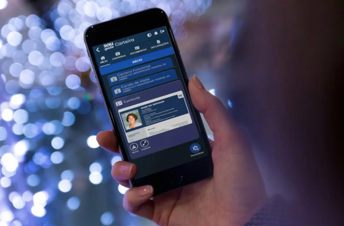 foto de usuário navegando por aplicativo do sougov.br.