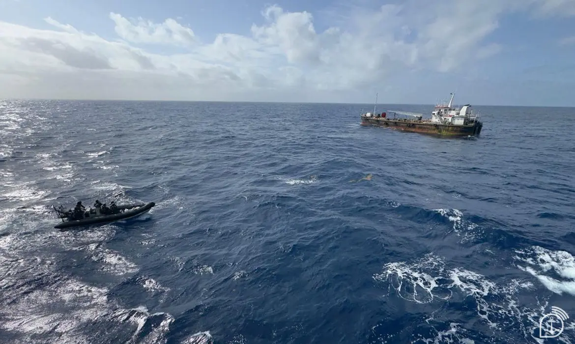 foto de navio africano que ficou 2 meses à deriva e chegou ao Porto de Fortaleza.