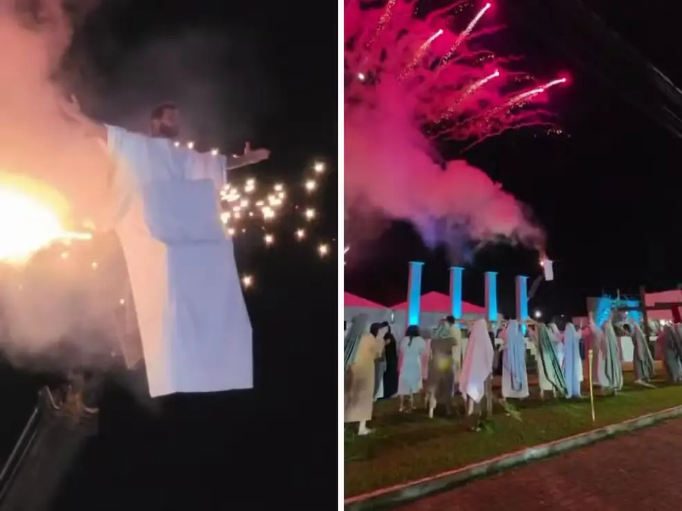 Celebração com queima de fogos e apresentação ao ar livre durante um evento religioso ou cultural, com pessoas vestidas de branco e céu noturno iluminado por fogos de artifício.