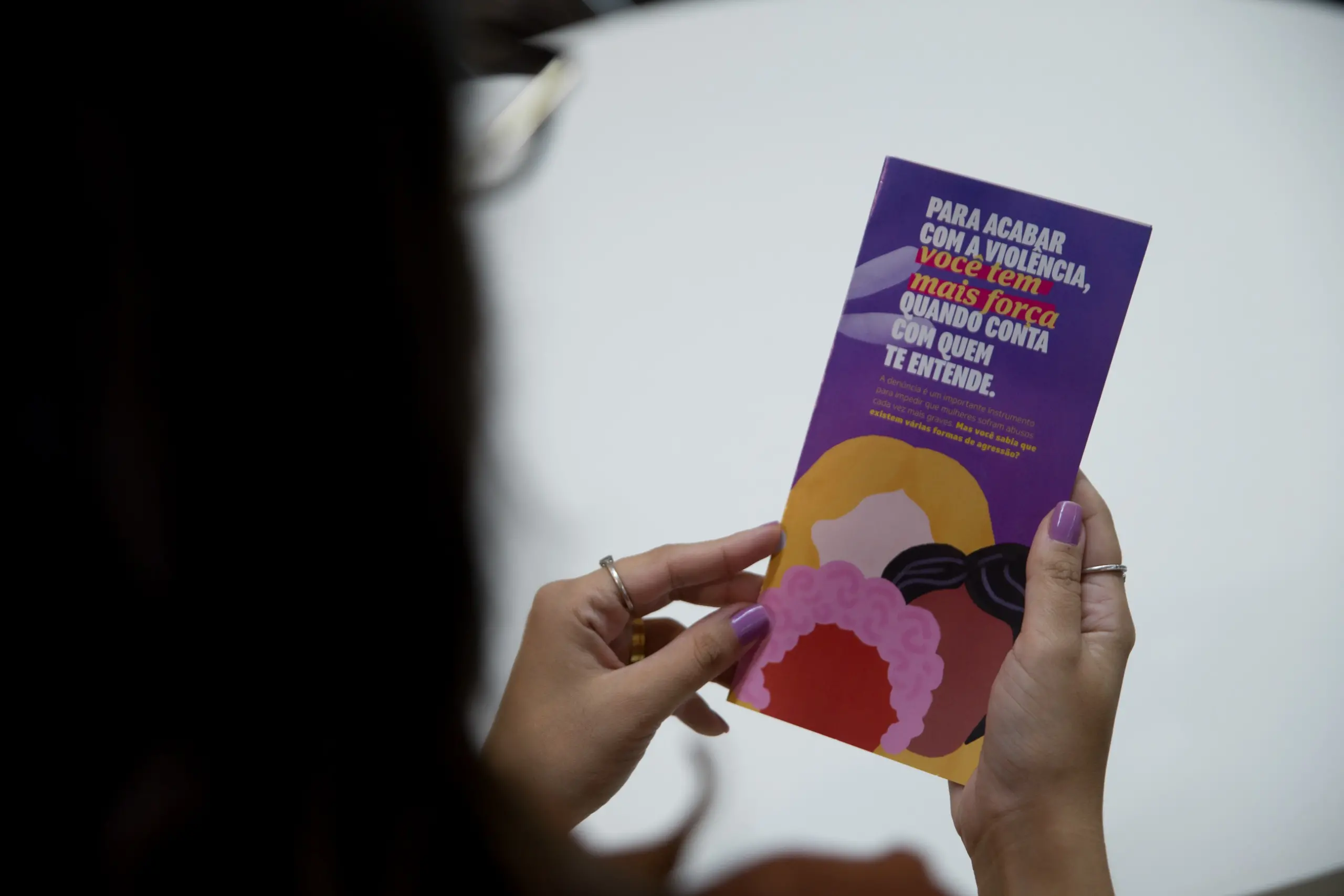 foto elas projeto denunci mulher segurando papel