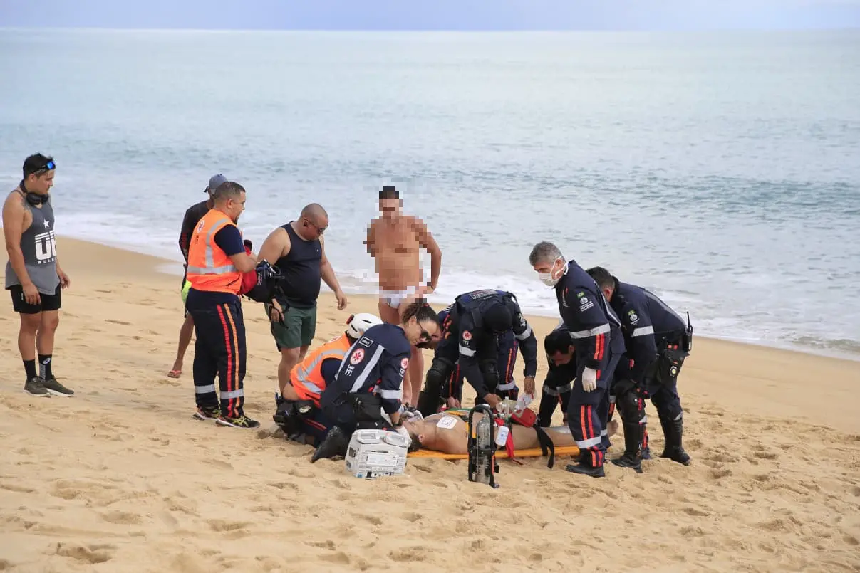 Vítima sendo atendida por equipe do Samu.