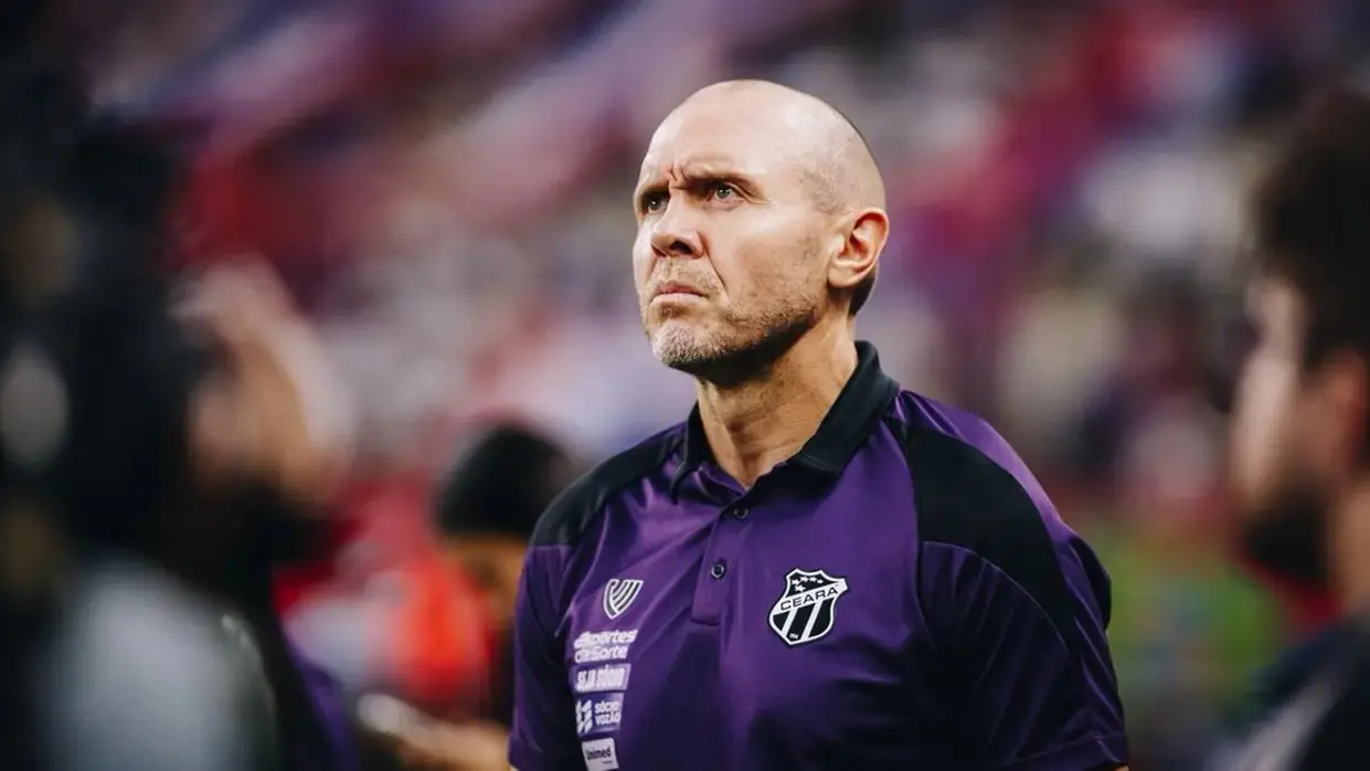 Mozart com semblante sério em ação pelo Ceará