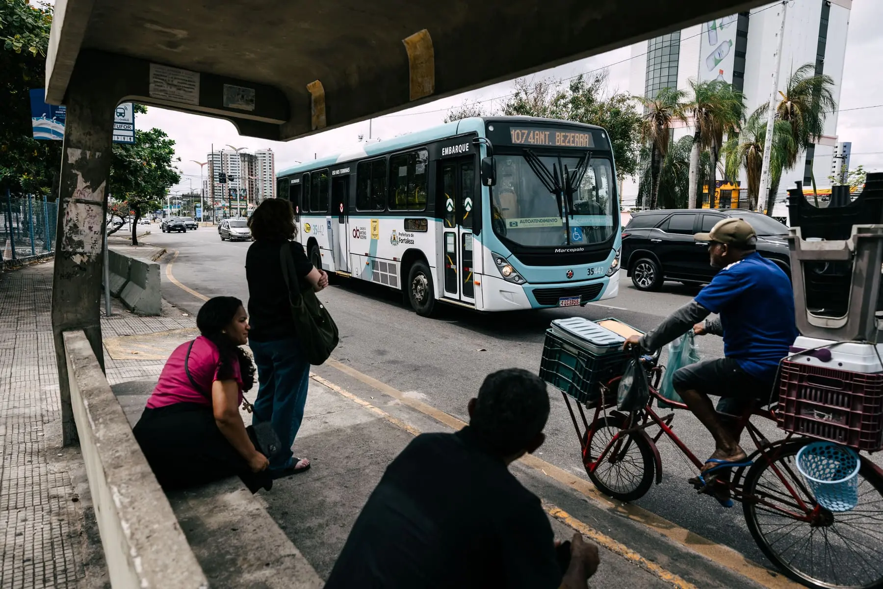 Foto de ônibus na parada, em Fortaleza.