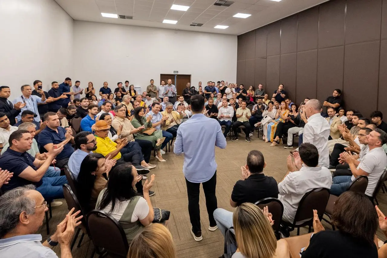 Foto do encontro do PL com o deputado André Fernandes ao lado de lideranças do partido.