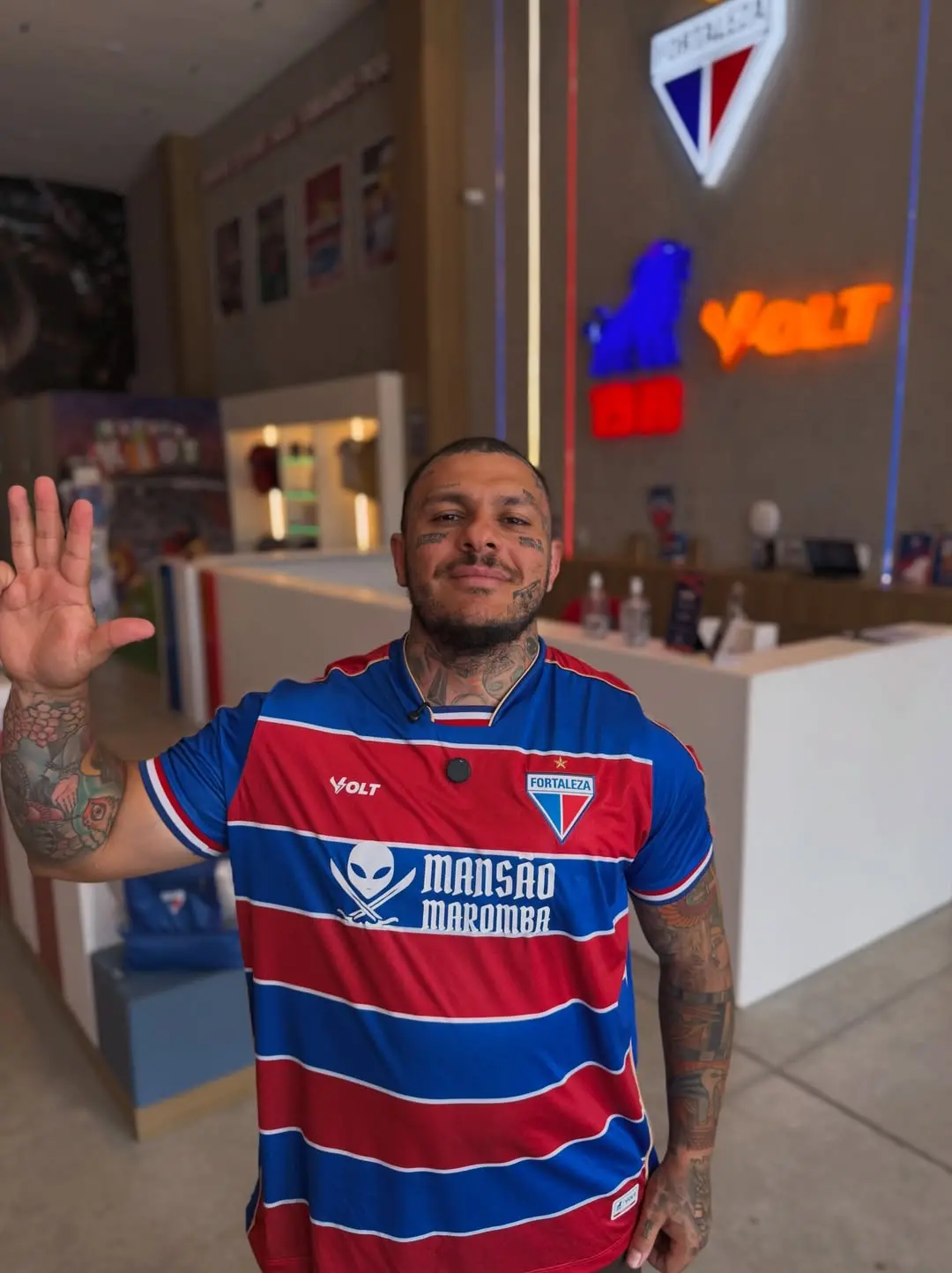 Toguro exibe camisa do Fortaleza