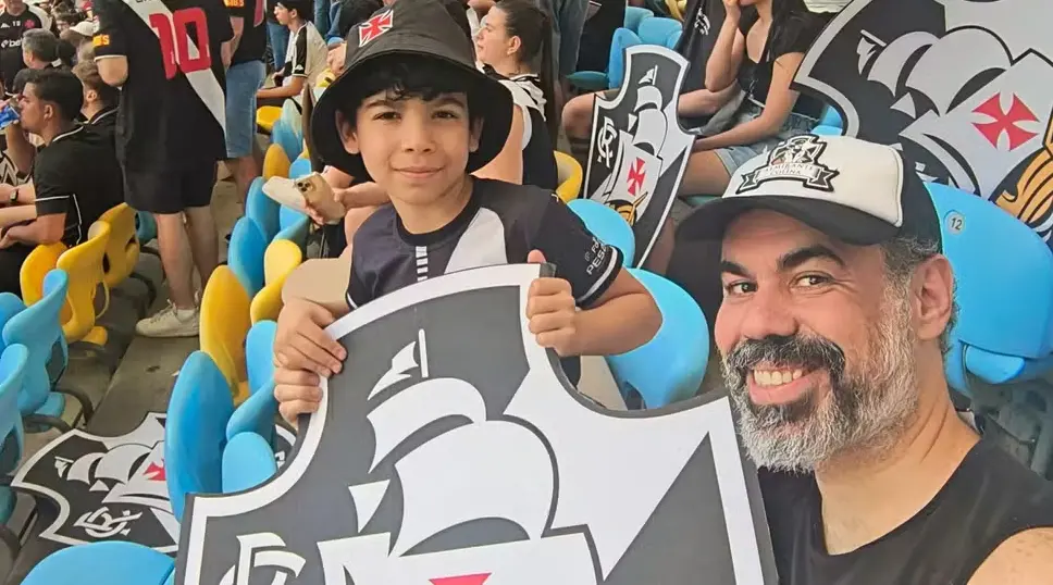 Imagem do humorista Vinicius Cacofonias com filho que morreu em acidente de trânsito.