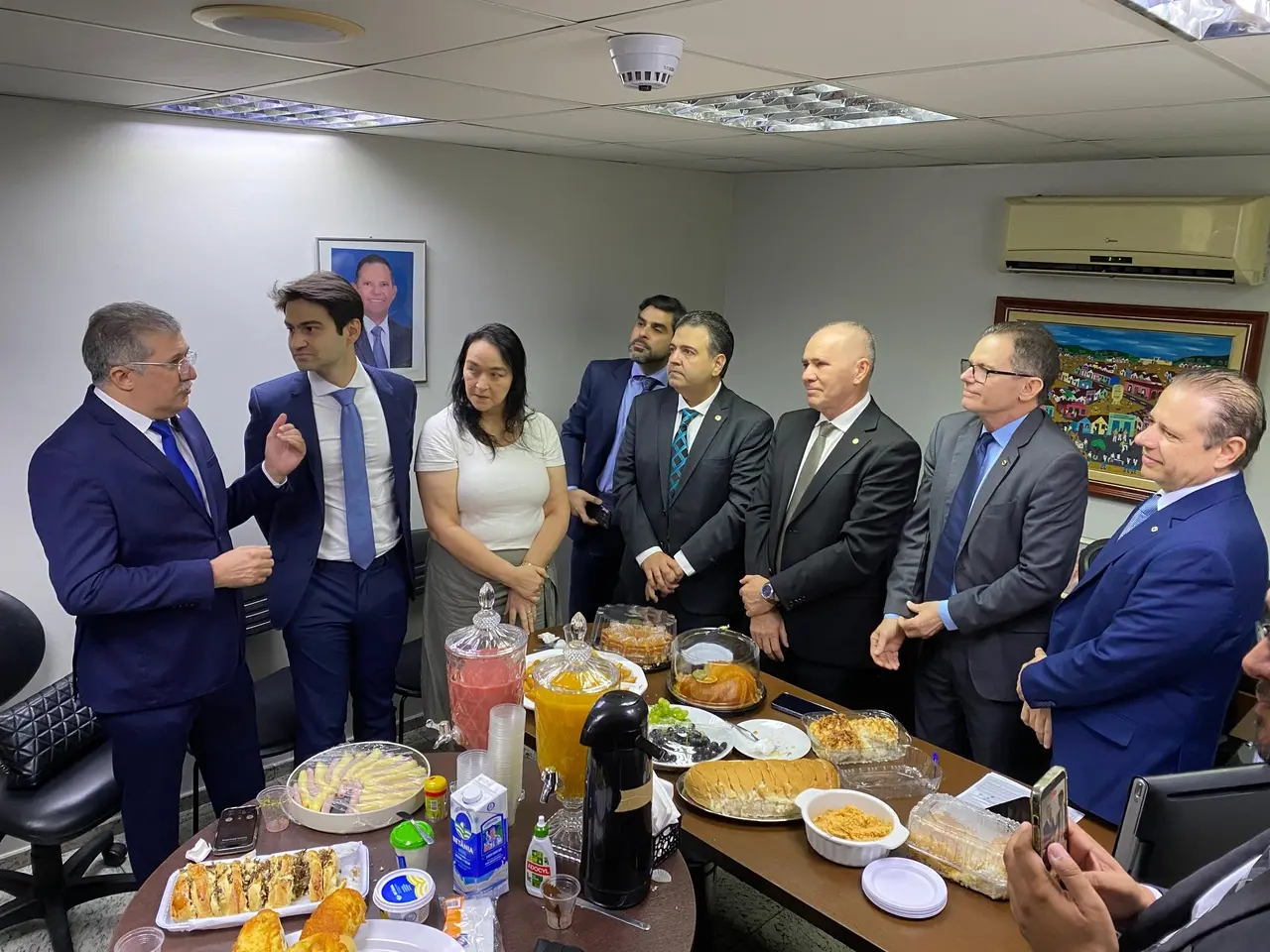 Deputados estaduais durante o Café da Oposição da Alece nesta terça-feira (31).