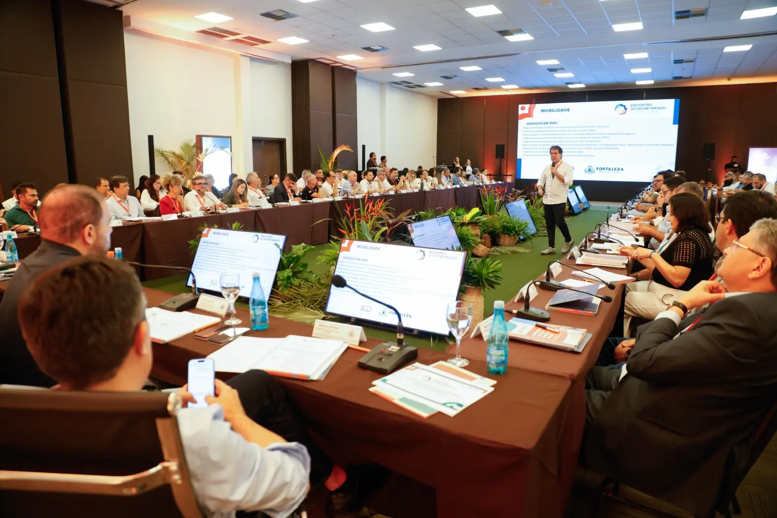 Foto de reunião do secretariado de Evandro Leitão.