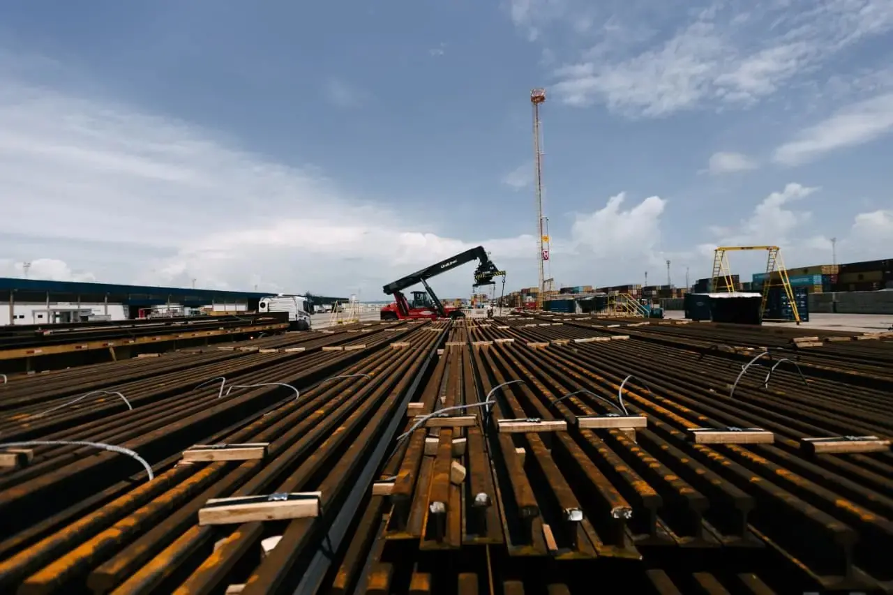 Foto de trem da ferrovia Transnordestina.