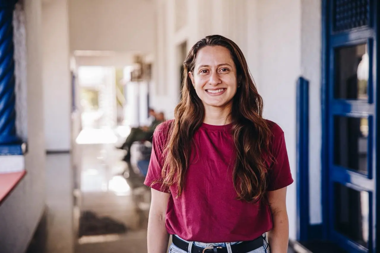 Imagem mostra a ccearense Samanta Gadelha Barbosa, primeira professora a tomar posse como servidora civil do Ita Fortaleza.