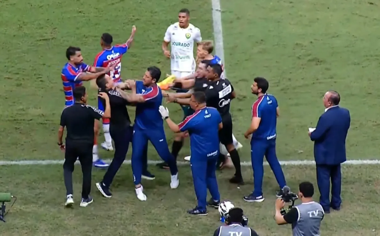 Técnicos de Fortaleza e Cuiabá brigam à beira do campo durante jogo.