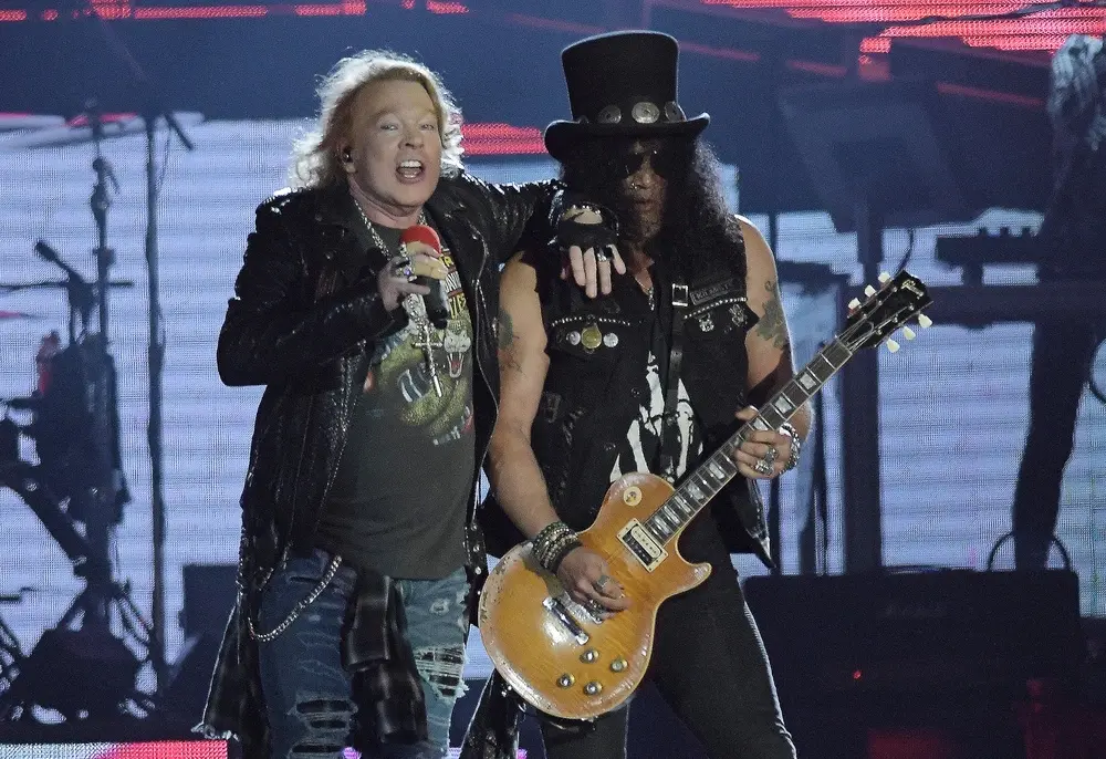 Imagem da notícia Produtora do Guns N’ Roses em Fortaleza é notificada após suposto veto a carregador portátil em show