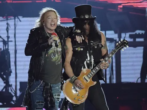 Imagem da notícia: Produtora do Guns N’ Roses em Fortaleza é notificada após suposto veto a bateria portátil em show
