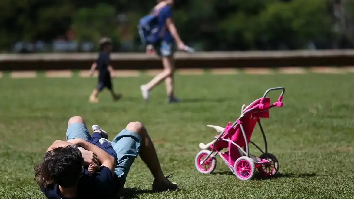 Pai e filho em gramado.