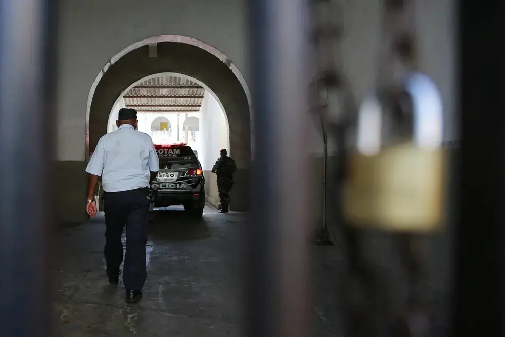 foto pm cadeado grades viatura farda policia.