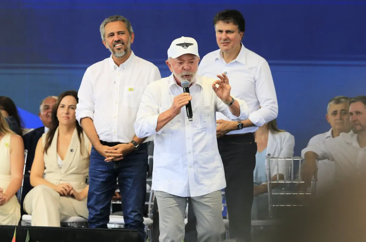 Presidente Lula com blusa branca social e boné branco, com Elmano e Camilo, respectivamente, à esquerda e direita. Ambos também trajam blusa social branca.