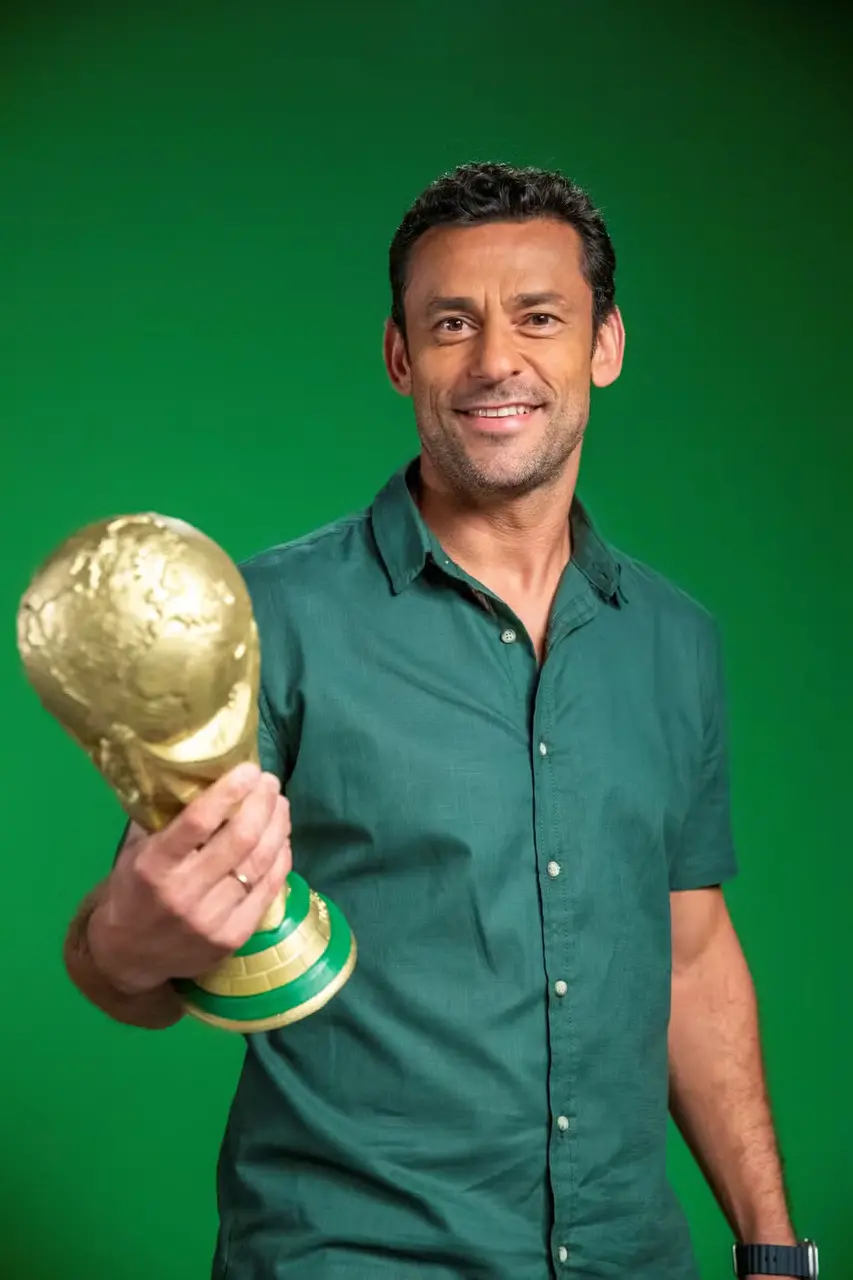 Fred exibe taça de Copa do Mundo