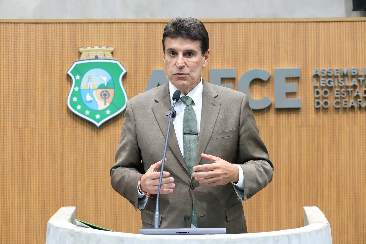 Deputado Agenor Neto MDB em discurso na tribuna do Plenário 13 de Maio da Assembleia Legislativa do Ceará (Alece).