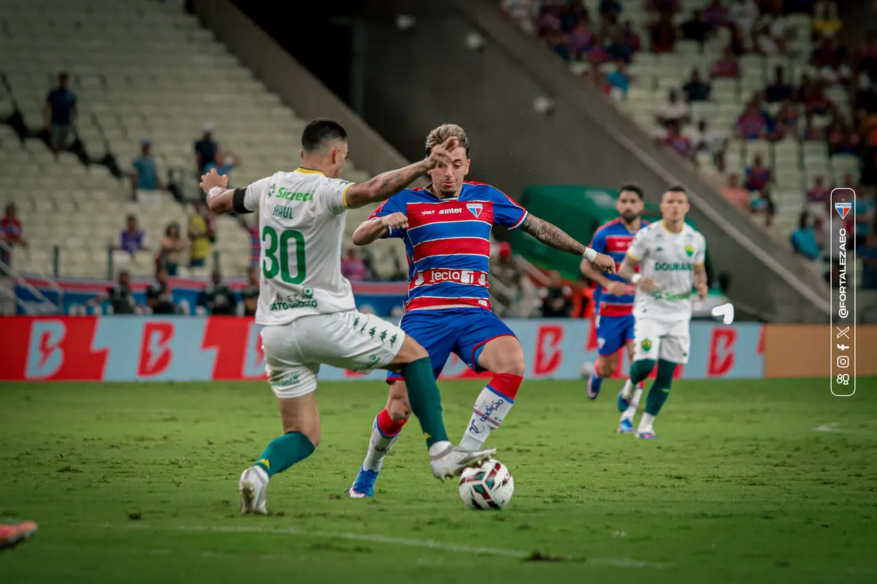 Atletas de Fortaleza e Cuiabá disputam bola