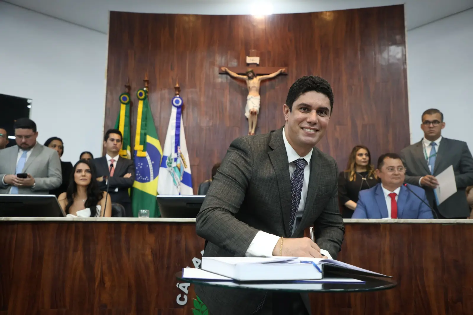 Foto do vereador de Fortaleza Erich Douglas, durante posse na Câmara Municipal.