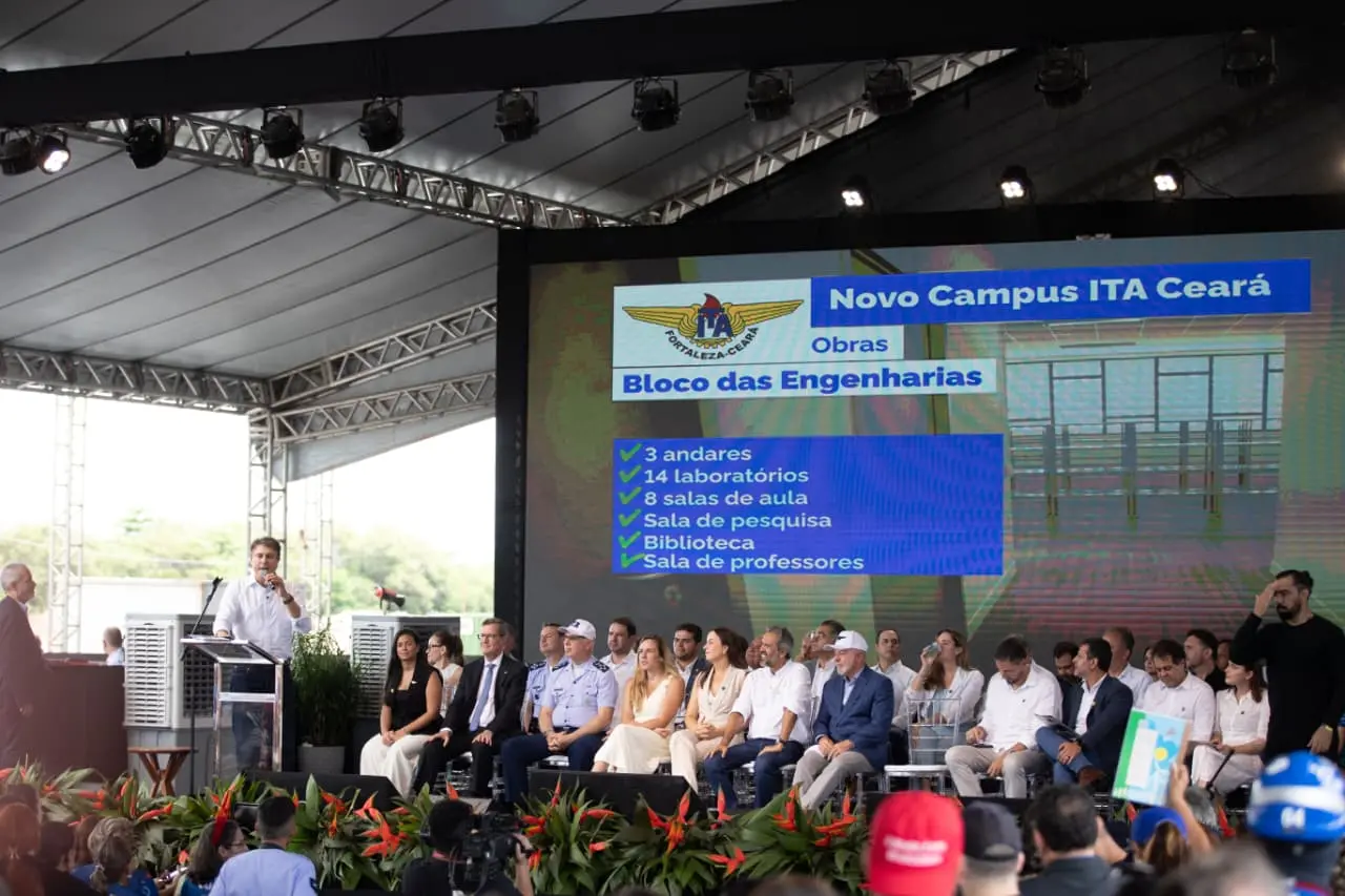 Camilo Santana discursa em palco no ITA Ceará com telão detalhando espaços internos de novo prédio.