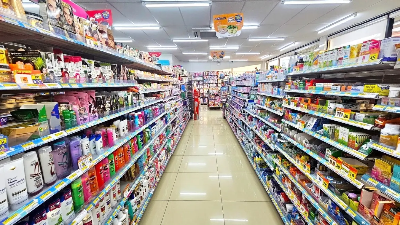 Foto que contém seção de farmácia.