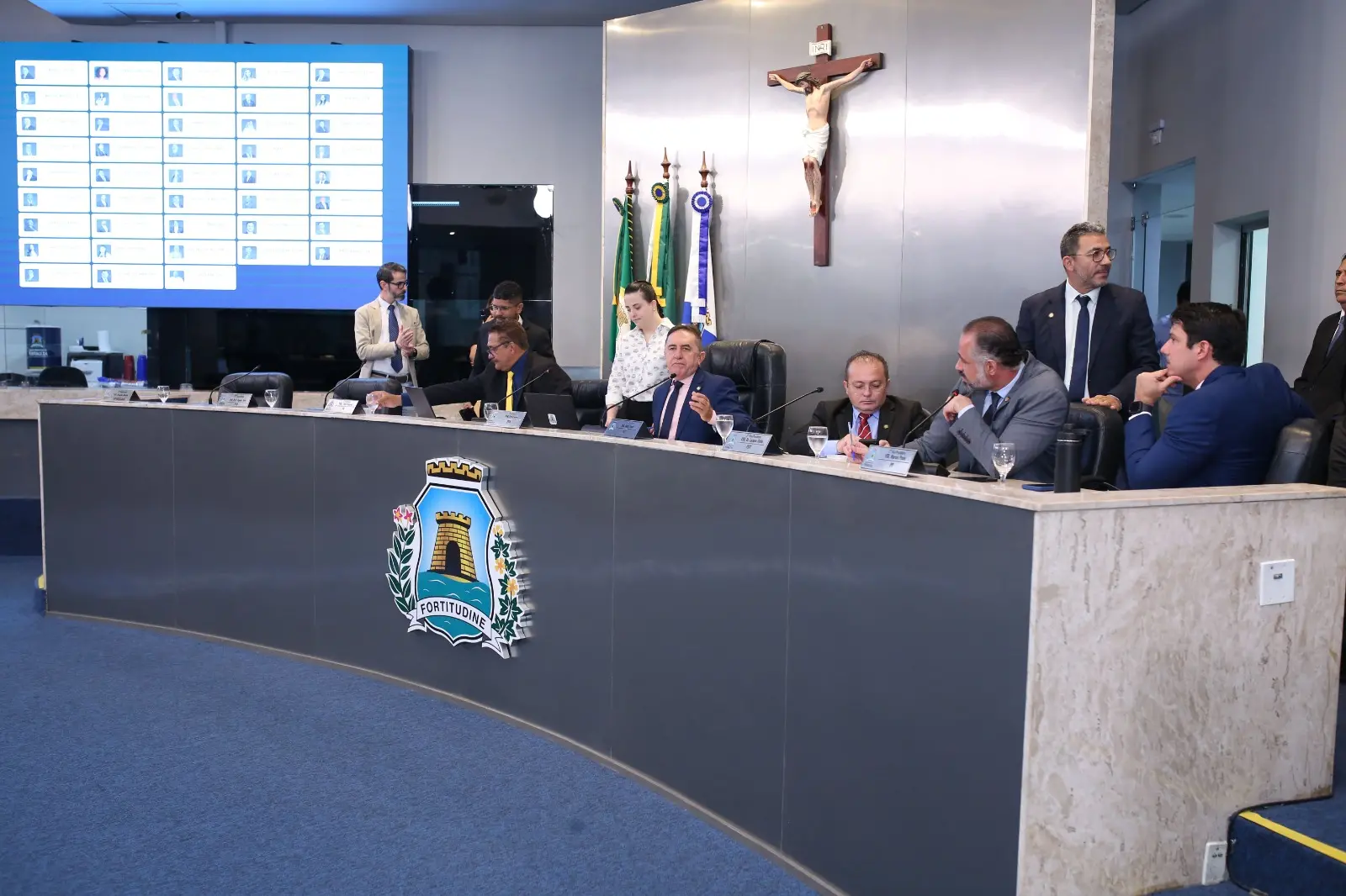 Foto de vereadores de Fortaleza no plenário da Câmara.