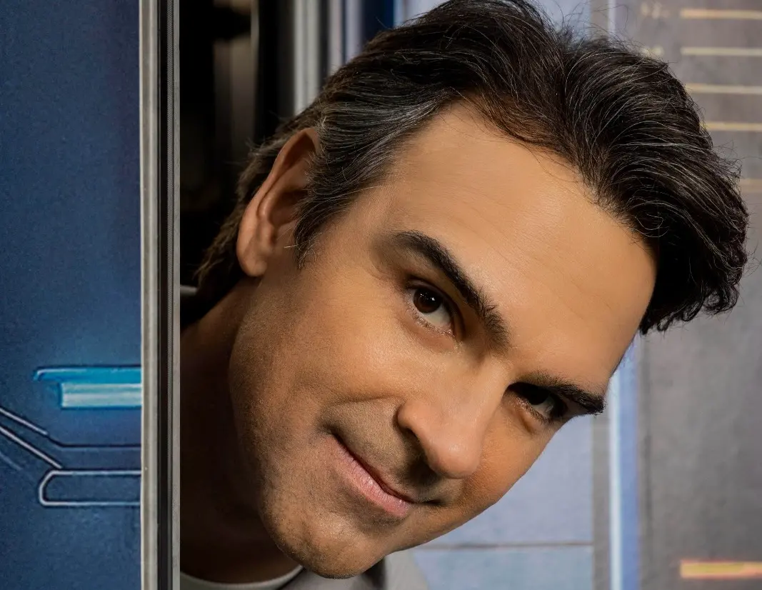 Tadeu Schmidt é um homem de meia idade, branco e de cabelo preto bem penteado para o lado.