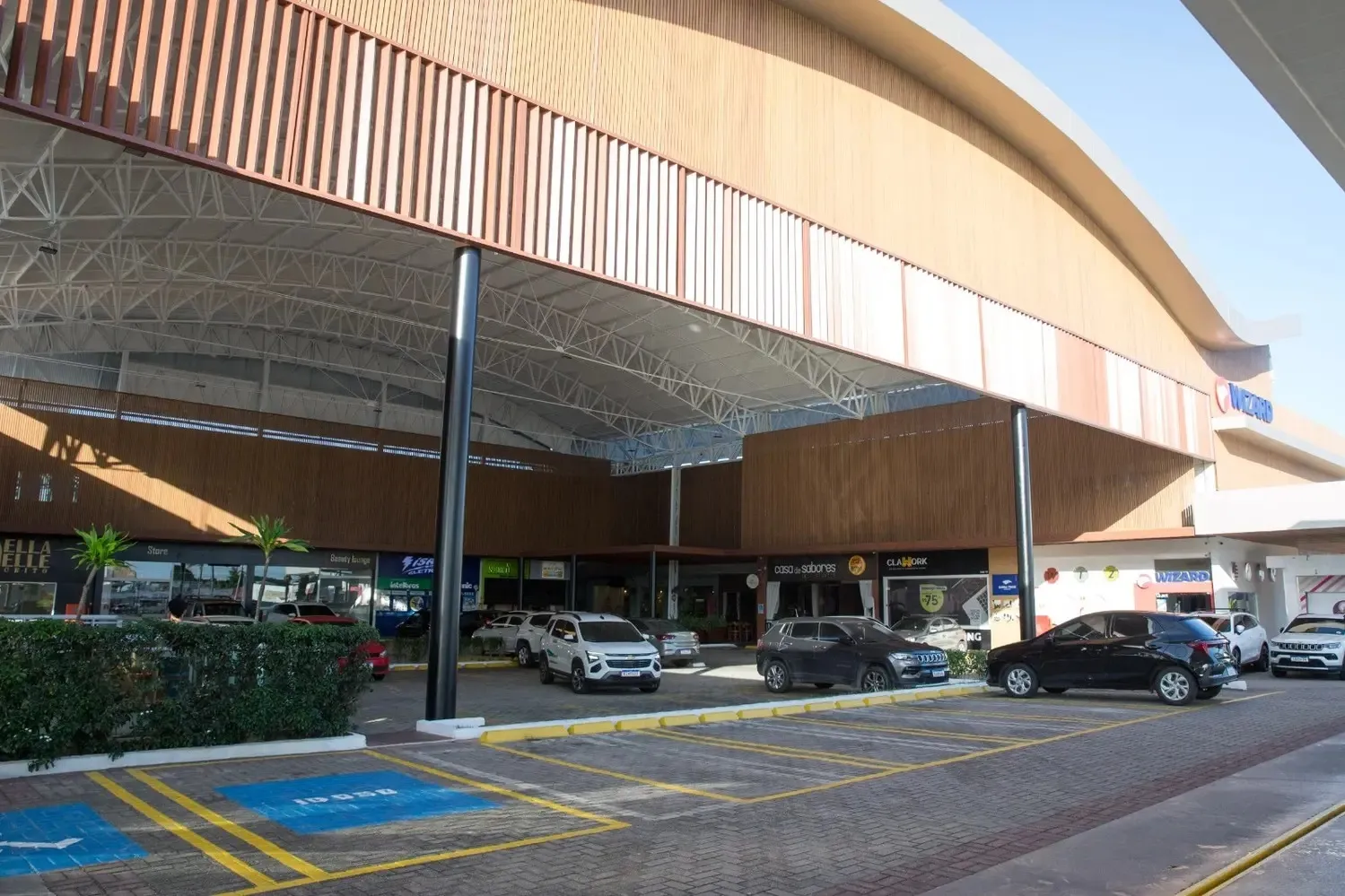 Pátios comerciais são exemplos de combinação de negócios que têm tido êxito no Estado, combinando, por vezes, supermercados e farmácias.