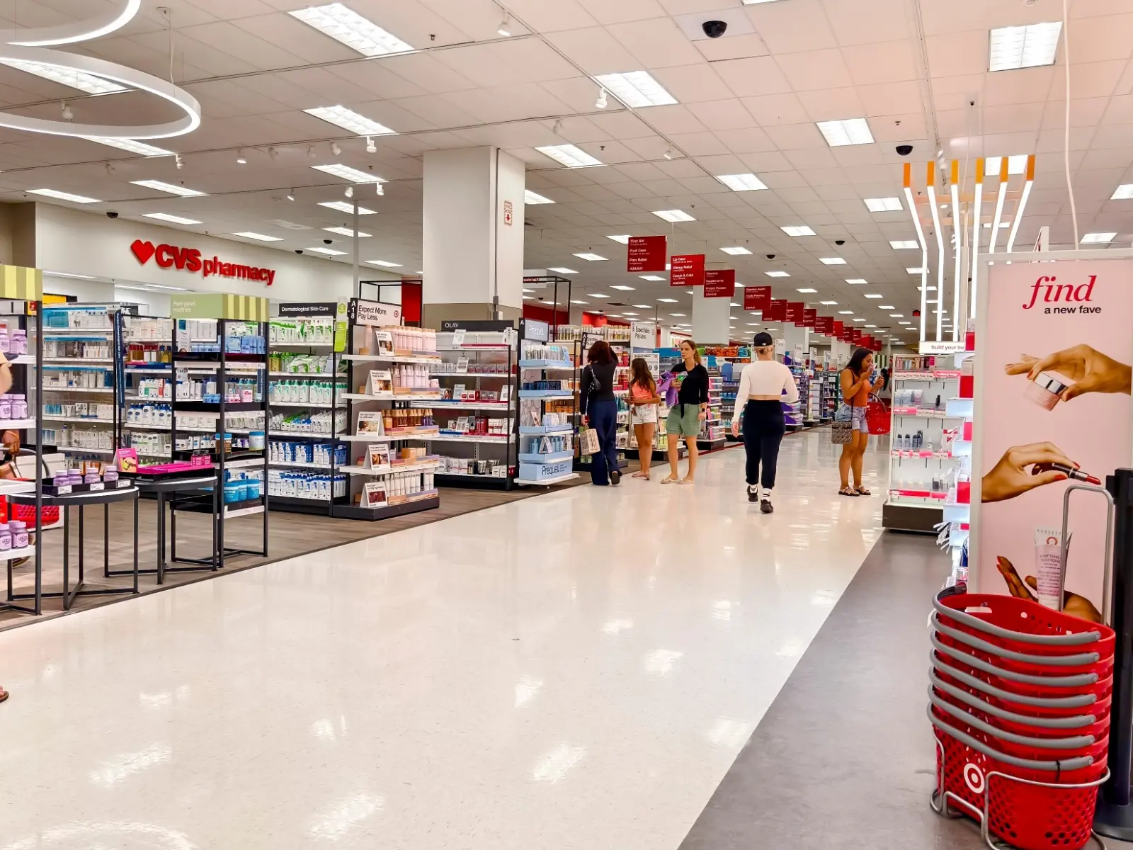 Foto que contém farmácias que também atuam como lojas de conveniência.