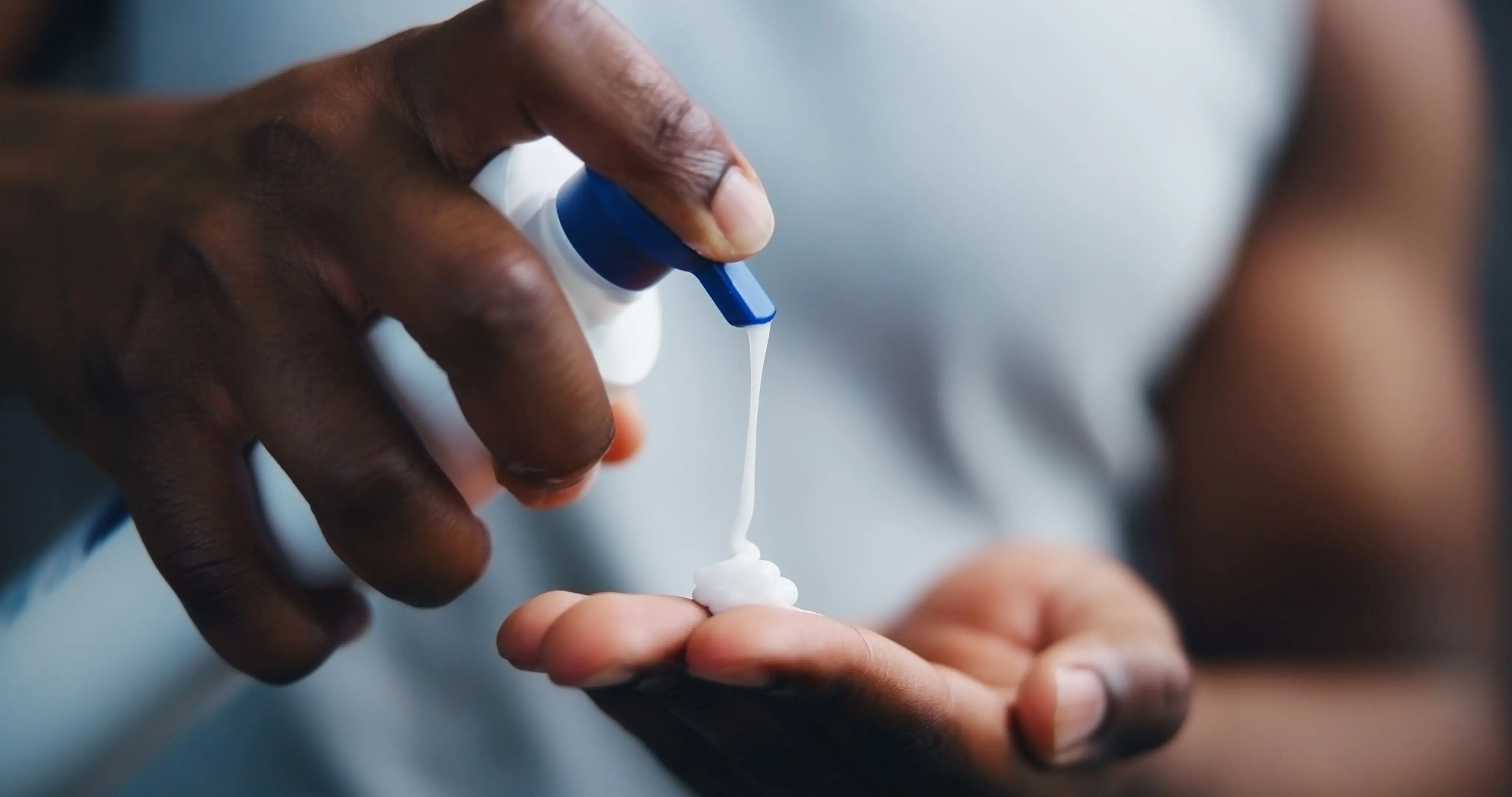 Mãos, cuidados com a pele e pessoa com loção para hidratante, hidratação e beleza. Protetor solar, spf cosméticos e apertar produtos close-up para dermatologia, tratamento e homem com rotina matinal em casa.