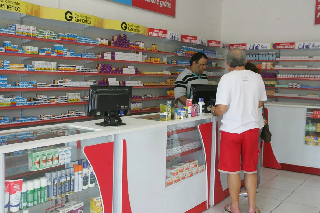 Foto que contém farmácias de bairro.