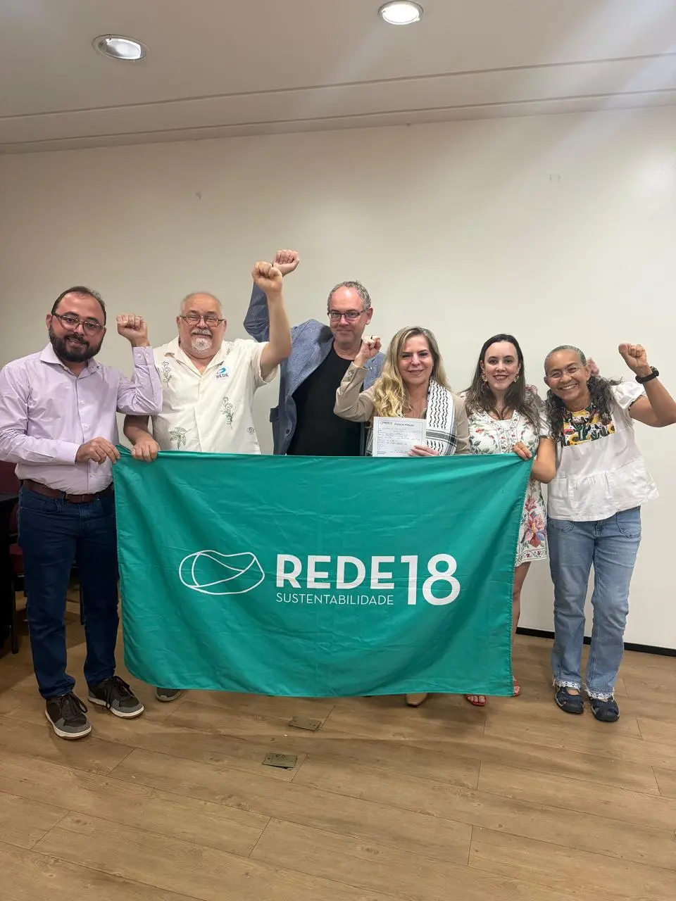 Fotografia da deputada Luizianne Lins ao lado de lideranças da Rede.