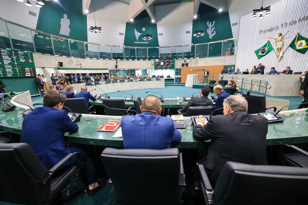 Deputados durante votação no Plenário 13 de Maio da Assembleia Legislativa do Ceará.