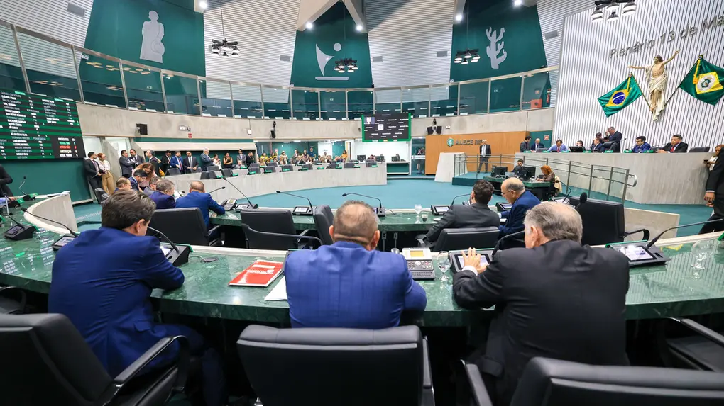 Deputados durante votação no Plenário 13 de Maio da Assembleia Legislativa do Ceará.