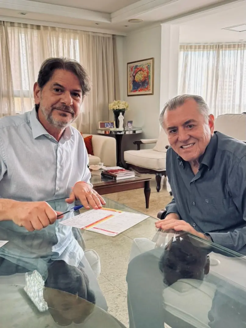 Lucílvio Girão no ato de filiação ao PSB ao lado de Cid Gomes.