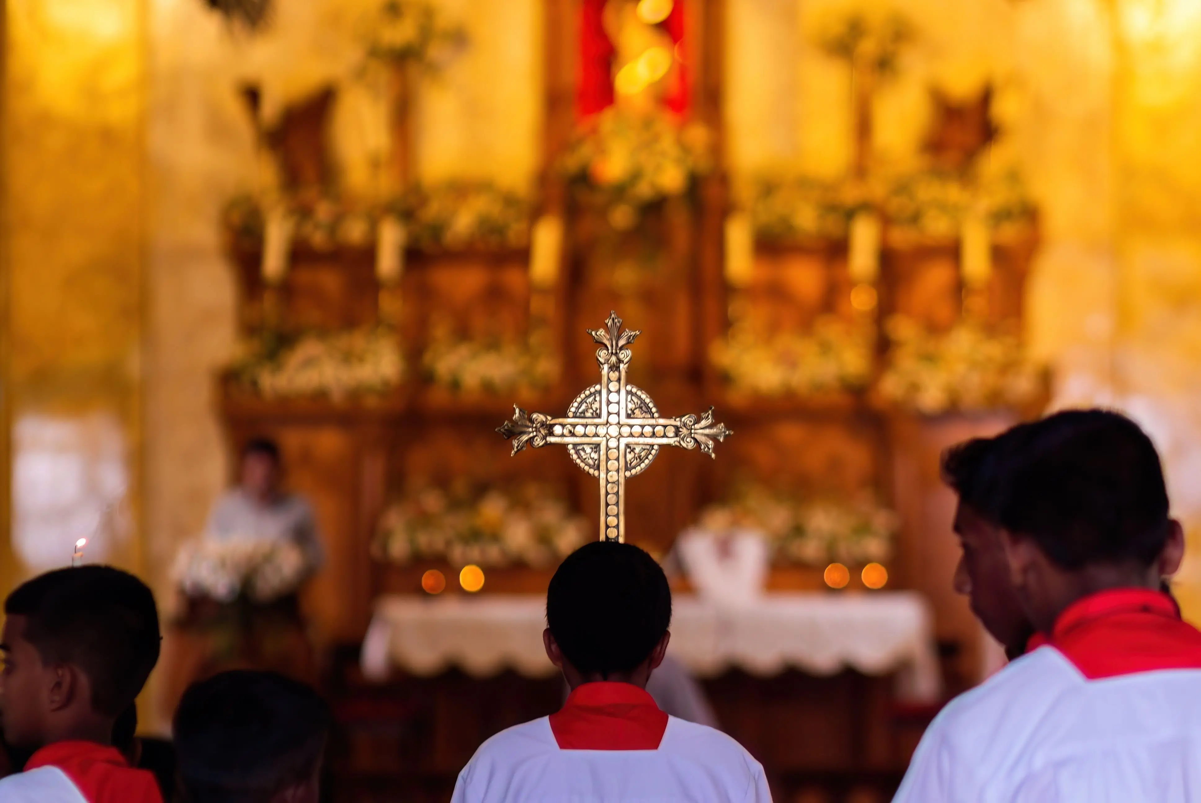 Imagem de um homem diante de uma cruz de Jesus Cristo, para matéria sobre a Semana Santa.