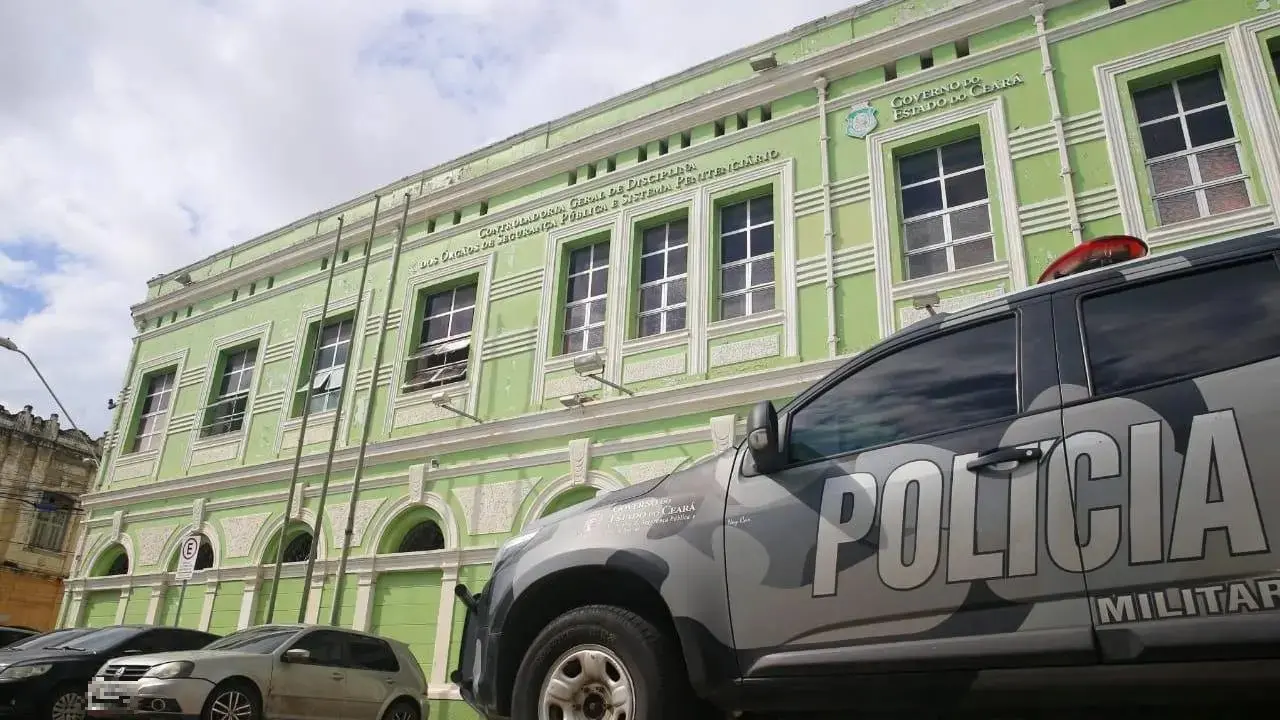 Viatura da Polícia Militar do Ceará estacionada em frente ao prédio da  Controladoria Geral de Disciplina dos Órgãos de Segurança Pública e Sistema Penitenciário (CGD). A matéria é sobre PMs condenados por extorsão.