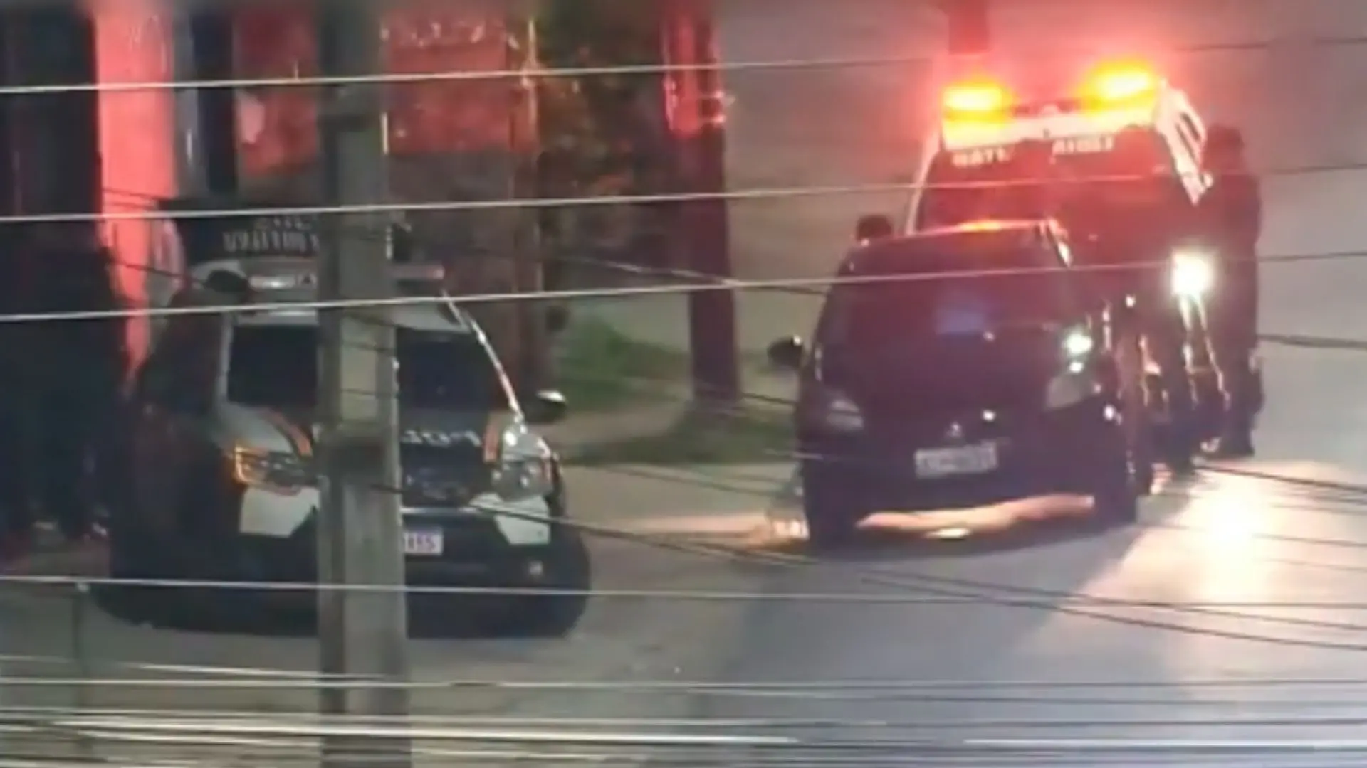 Foto do momento da prisão dos suspeitos.