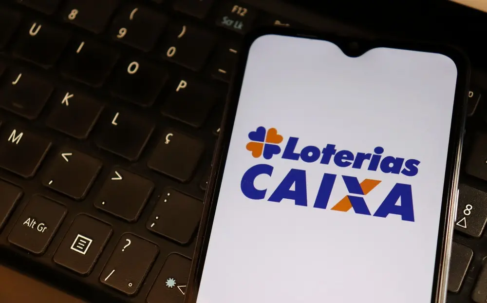 Celular aberto no aplicativo das Loterias Caixa.