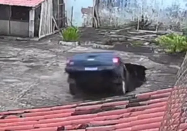 Imagem da notícia VÍDEO | Cratera ‘engole’ caminhonete com padre na casa paroquial de Palmácia