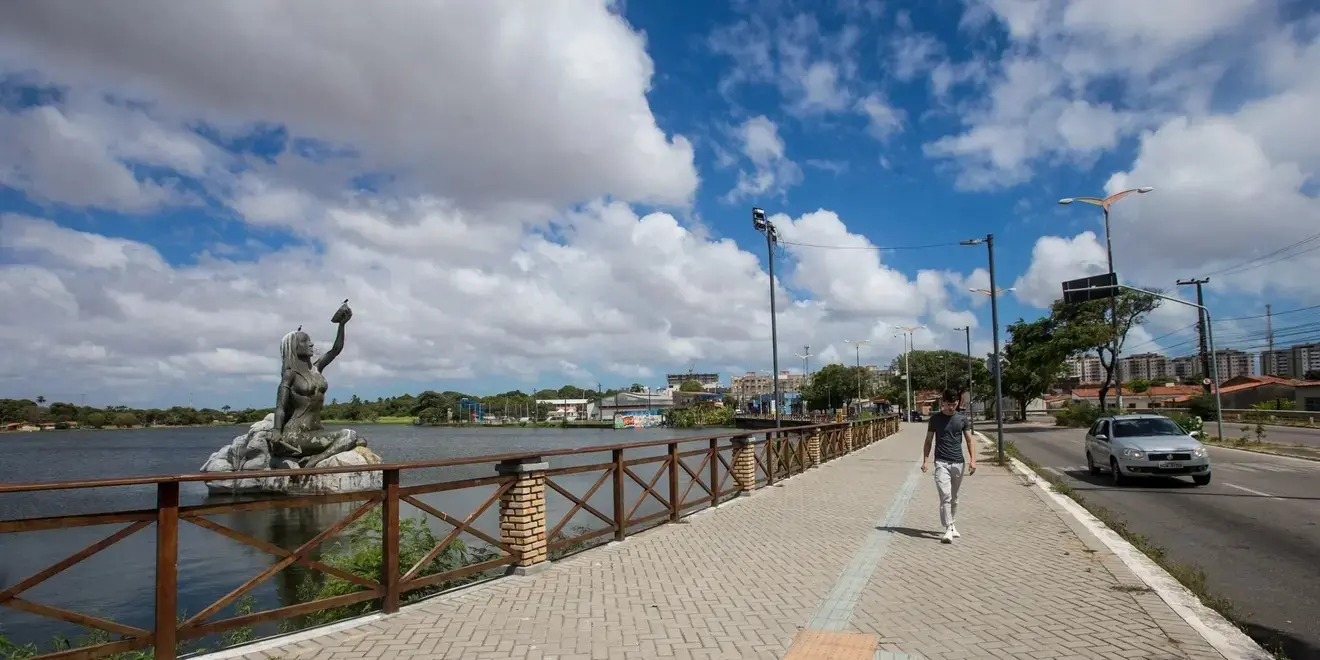 Foto que contém estátua 'Banho de Iracema', localizada na Lagoa da Messejana.