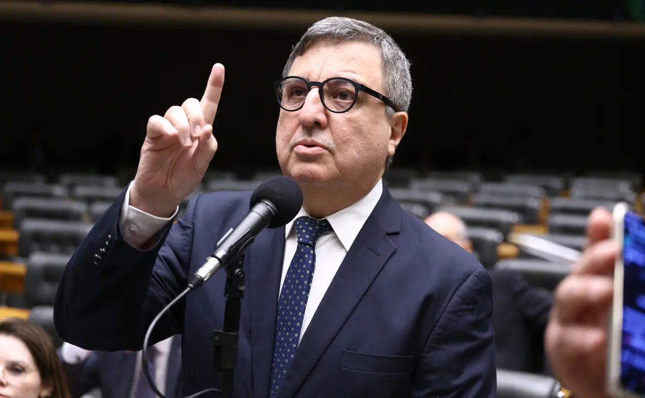 Deputado federal Danilo Forte em discurso na Câmara dos Deputados.