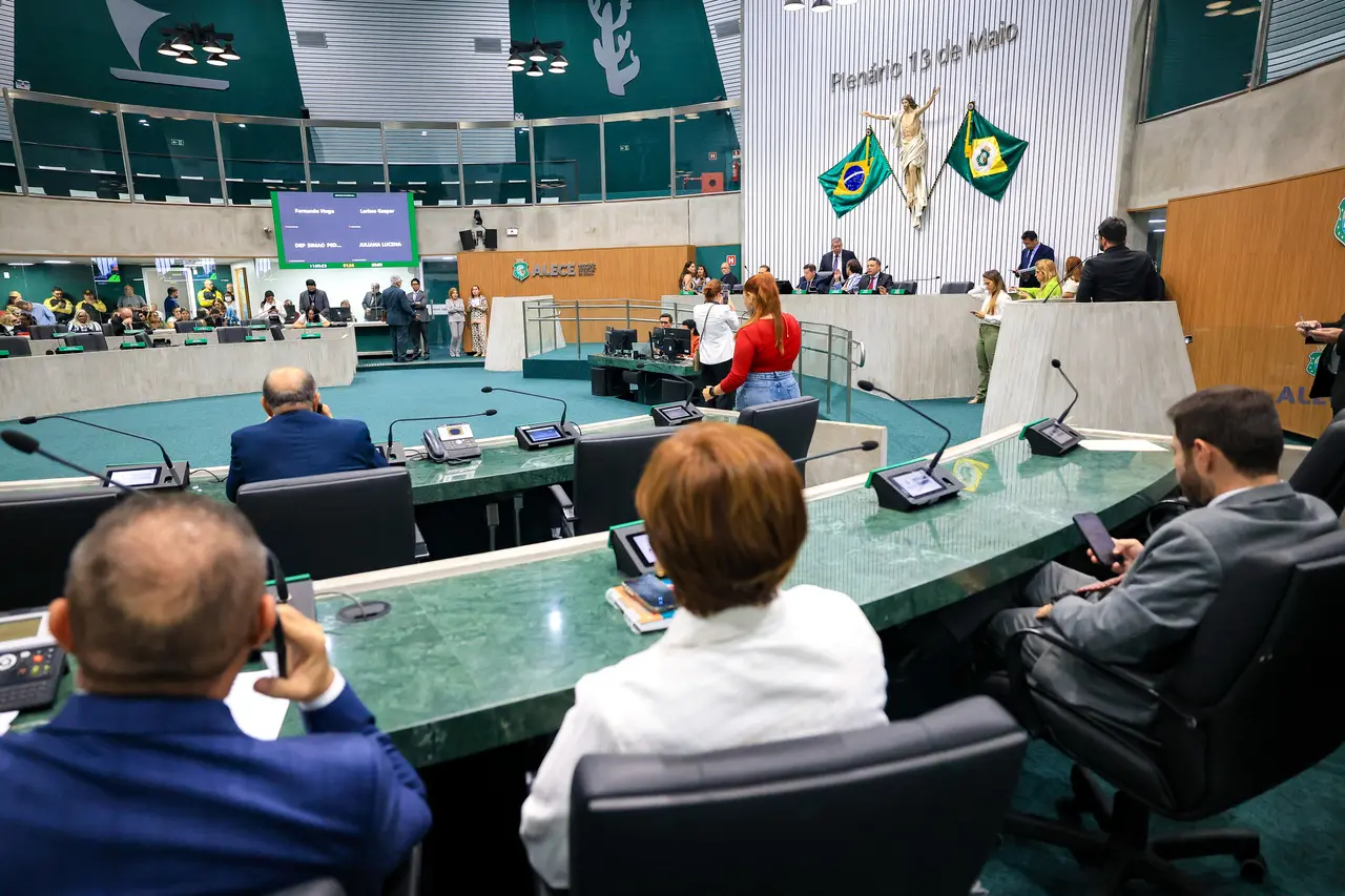 Foto ampliada mostra bancada de deputados da Assembleia Legislativa do Ceará durante sessão no Plenário 13 de Maio.