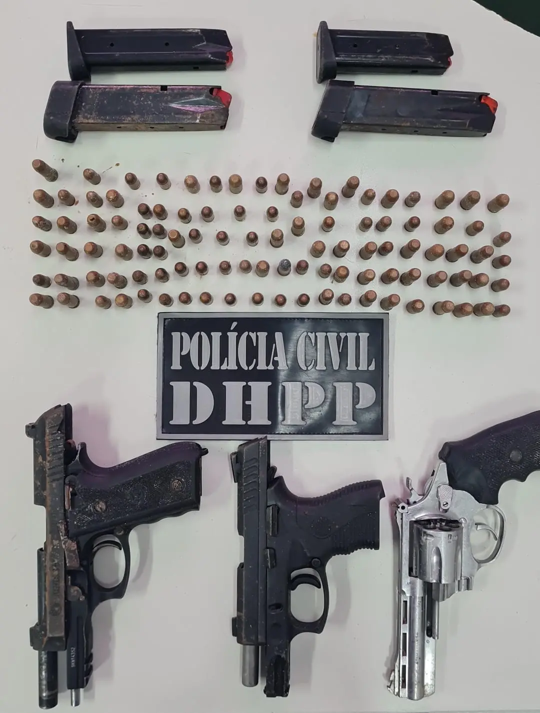 Armas de fogo, munições e carregadores apreendidos pelo DHPP da Polícia Civil do Ceará.