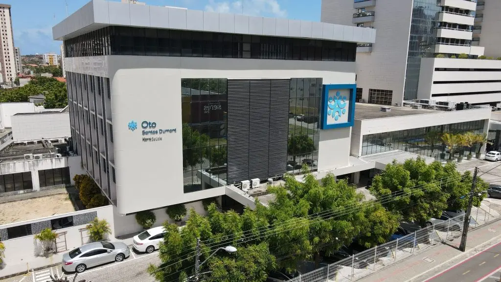 Foto aérea da fachada do hospital Oto Santos Dumont, administrado pelo grupo Kora Saúde.