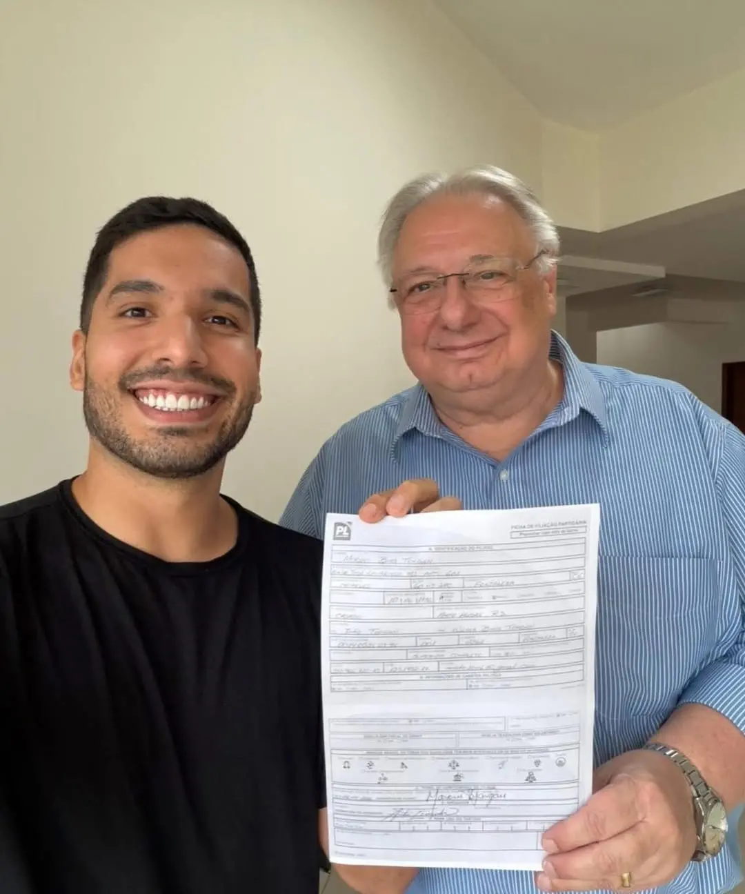 Fotografia de André Fernandes e Moroni Torgan com a carta de filiação ao PL.